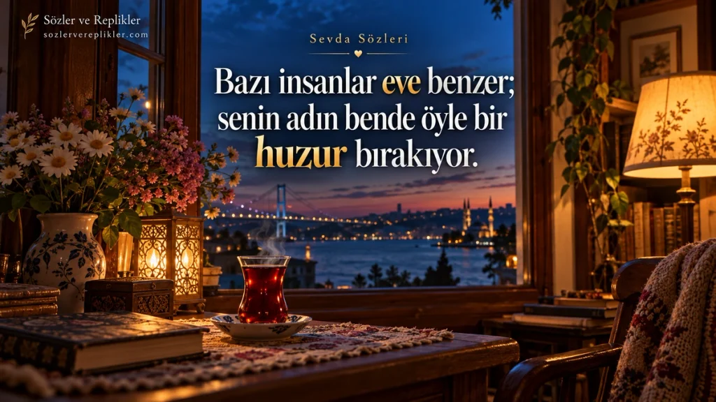 “Bazı insanlar eve benzer; senin adın bende öyle bir huzur bırakıyor.” yazılı, çiçekler ve çay bardağıyla hazırlanmış sıcak bir odadan İstanbul Boğazı manzarasının görüldüğü resimli sözü.