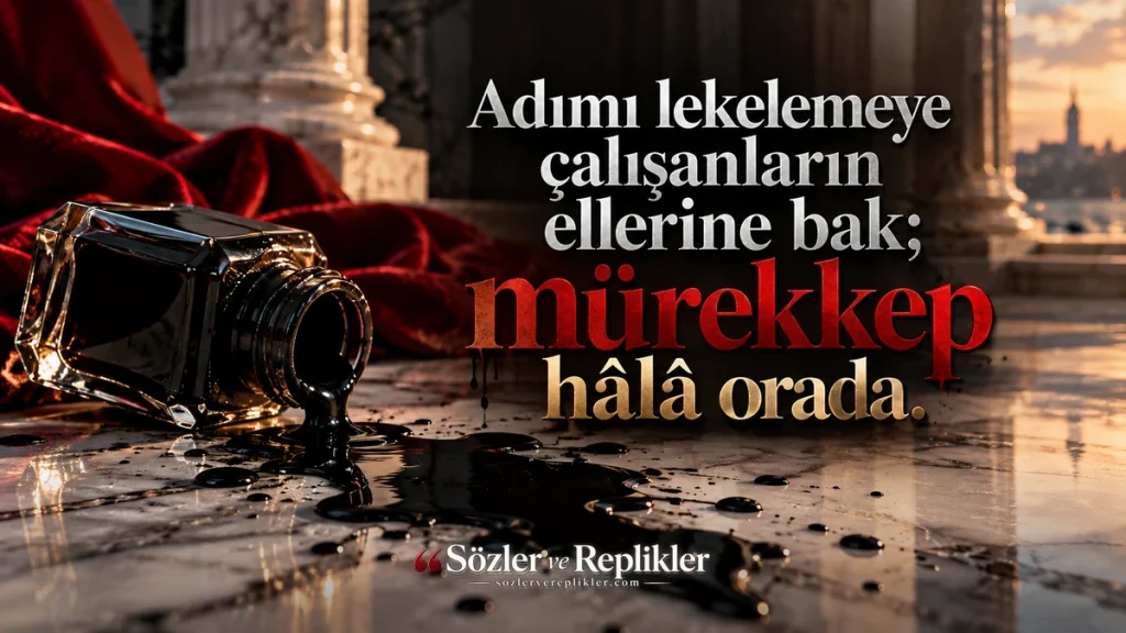 “Adımı lekelemeye çalışanların ellerine bak; mürekkep hâlâ orada.” yazılı, mermer zemine dökülmüş siyah mürekkep şişesi ve bordo kadife bulunan resimli ağır söz.
