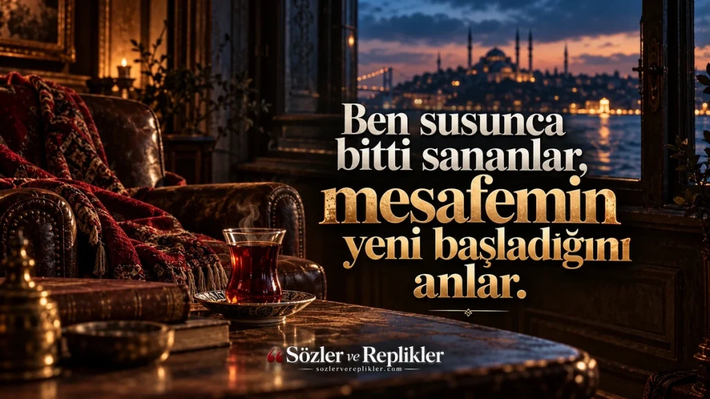 “Ben susunca bitti sananlar, mesafemin yeni başladığını anlar.” yazılı, İstanbul Boğazı manzaralı loş odada deri koltuk, desenli örtü, kitaplar ve çay bardağı bulunan resimli ağır söz.