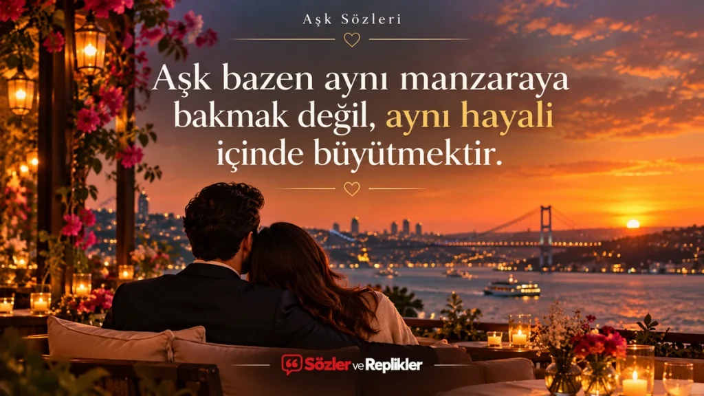 “Aşk bazen aynı manzaraya bakmak değil, aynı hayali içinde büyütmektir.” yazılı, gün batımında İstanbul Boğazı manzaralı çiçekli bir terasta yan yana oturan çiftin bulunduğu resimli aşk sözü.