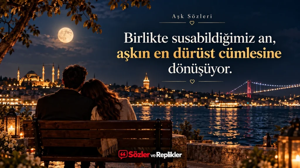“Birlikte susabildiğimiz an, aşkın en dürüst cümlesine dönüşüyor.” yazılı, dolunaylı İstanbul gecesinde deniz kıyısındaki bankta yan yana oturan çiftin bulunduğu resimli aşk sözü.