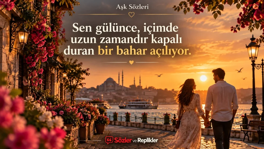 “Sen gülünce, içimde uzun zamandır kapalı duran bir bahar açılıyor.” yazılı, gün batımında çiçeklerle çevrili sahil yolunda el ele yürüyen çiftin bulunduğu resimli aşk sözü.