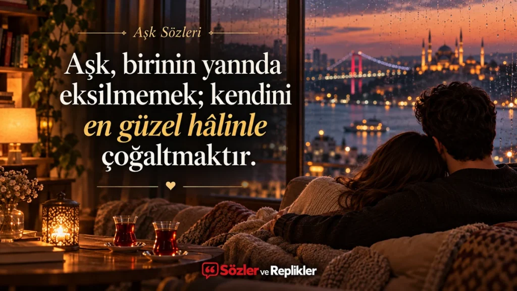 “Aşk, birinin yanında eksilmemek; kendini en güzel hâlinle çoğaltmaktır.” yazılı, yağmurlu pencere önünde yan yana oturan çiftin ve akşam ışıklarıyla aydınlanan İstanbul manzarasının bulunduğu resimli aşk sözü.
