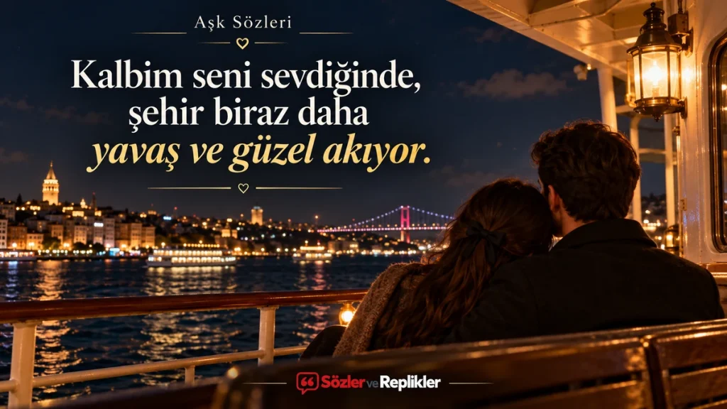 “Kalbim seni sevdiğinde, şehir biraz daha yavaş ve güzel akıyor.” yazılı, gece ışıklarıyla aydınlanan İstanbul Boğazı'nı vapur güvertesinden izleyen çiftin bulunduğu resimli aşk sözü.