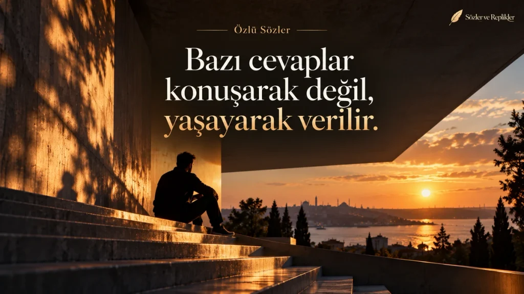 “Bazı cevaplar konuşarak değil, yaşayarak verilir.” yazılı, gün batımında denize bakan taş merdivenlerde oturan bir insan silüetinin bulunduğu resimli söz.