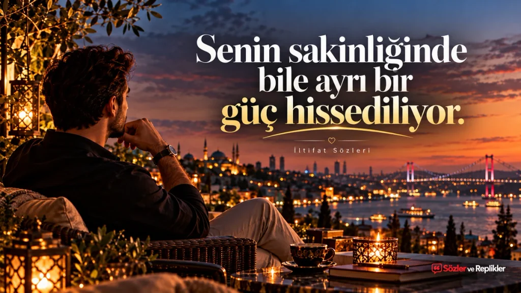 “Senin sakinliğinde bile ayrı bir güç hissediliyor.” yazılı, akşam saatlerinde deniz ve ışıklı şehir manzarasına karşı oturan bir erkek, çiçekli teras ve dekoratif fenerlerin bulunduğu resimli sözü.